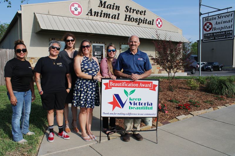 Group photo in front of Main Street Animal Hospital with KVB sign